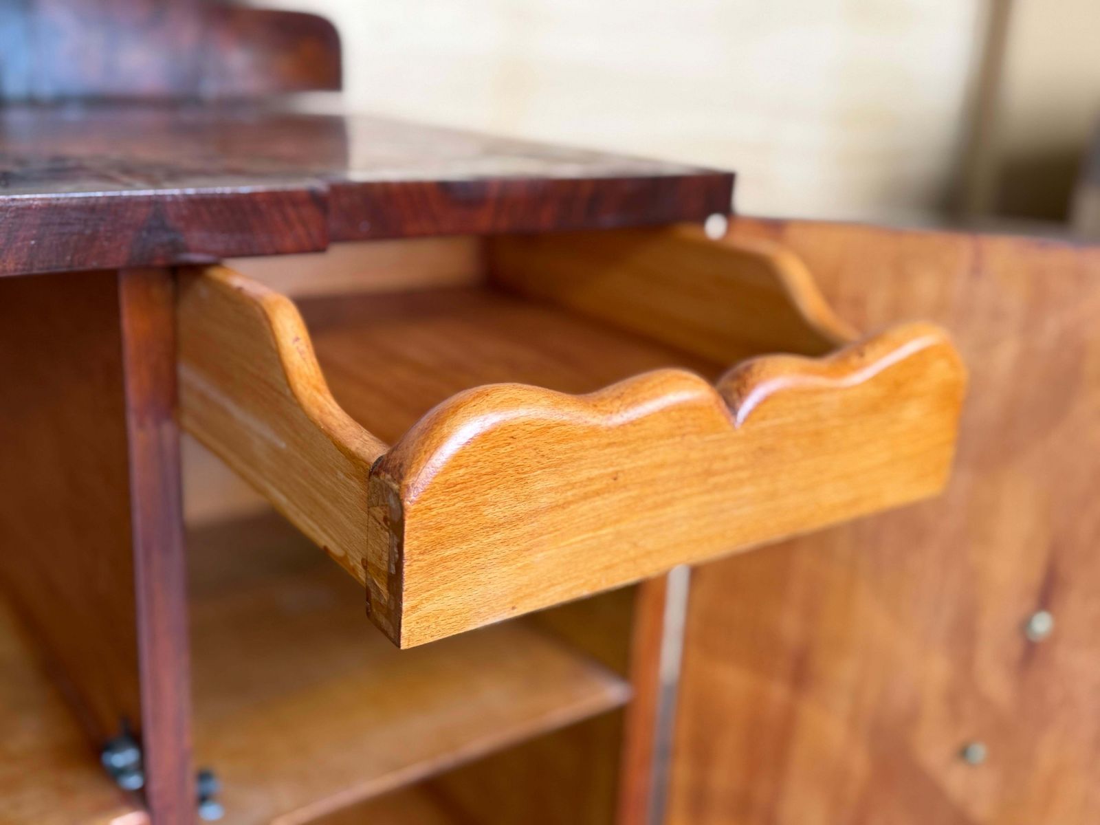 photo for sale Paire de cabinets de chevet Art déco en loupe de noyer massif