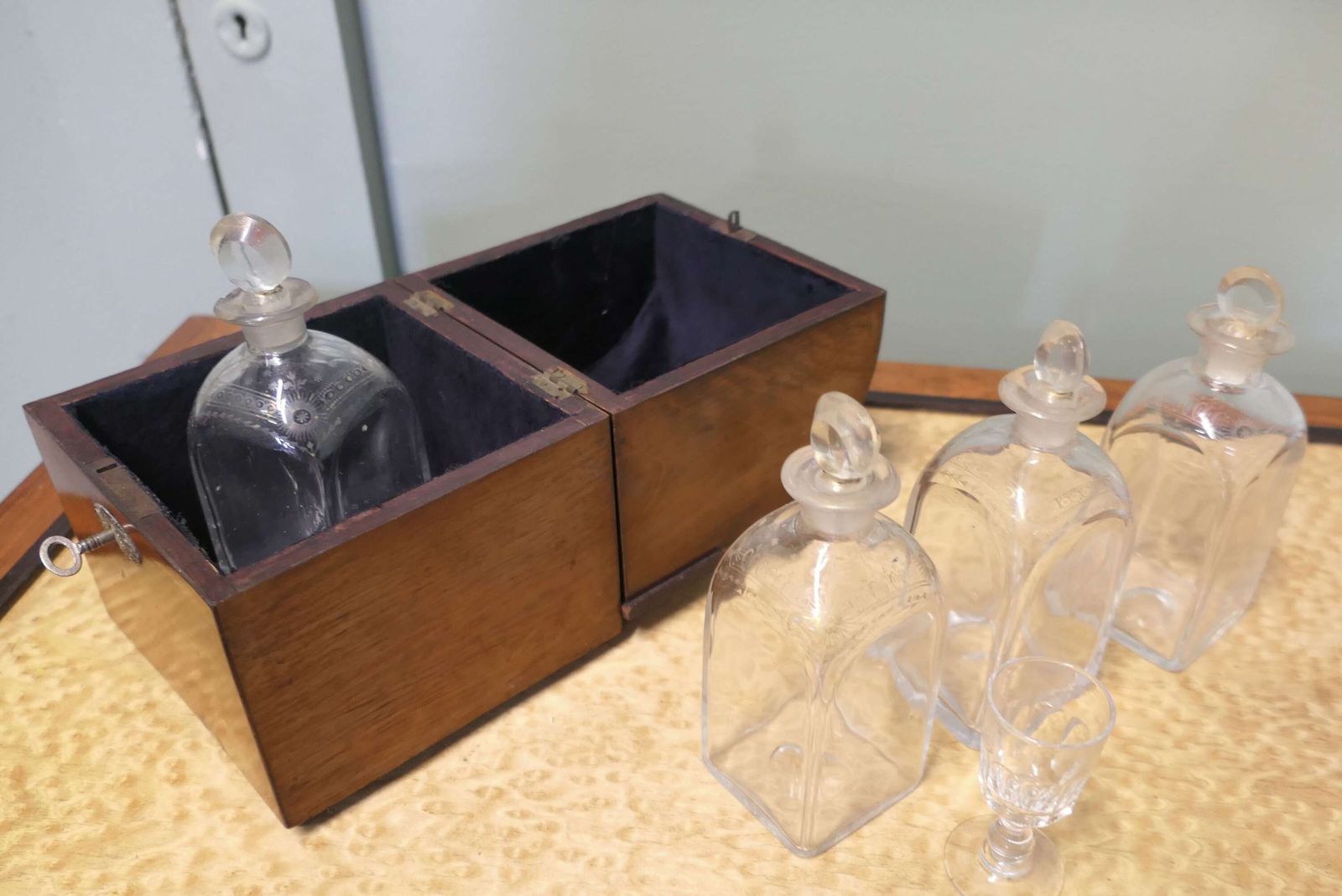 19th Century Fitted Decanter Box, 4 Decanter Tantalus photo vinterior