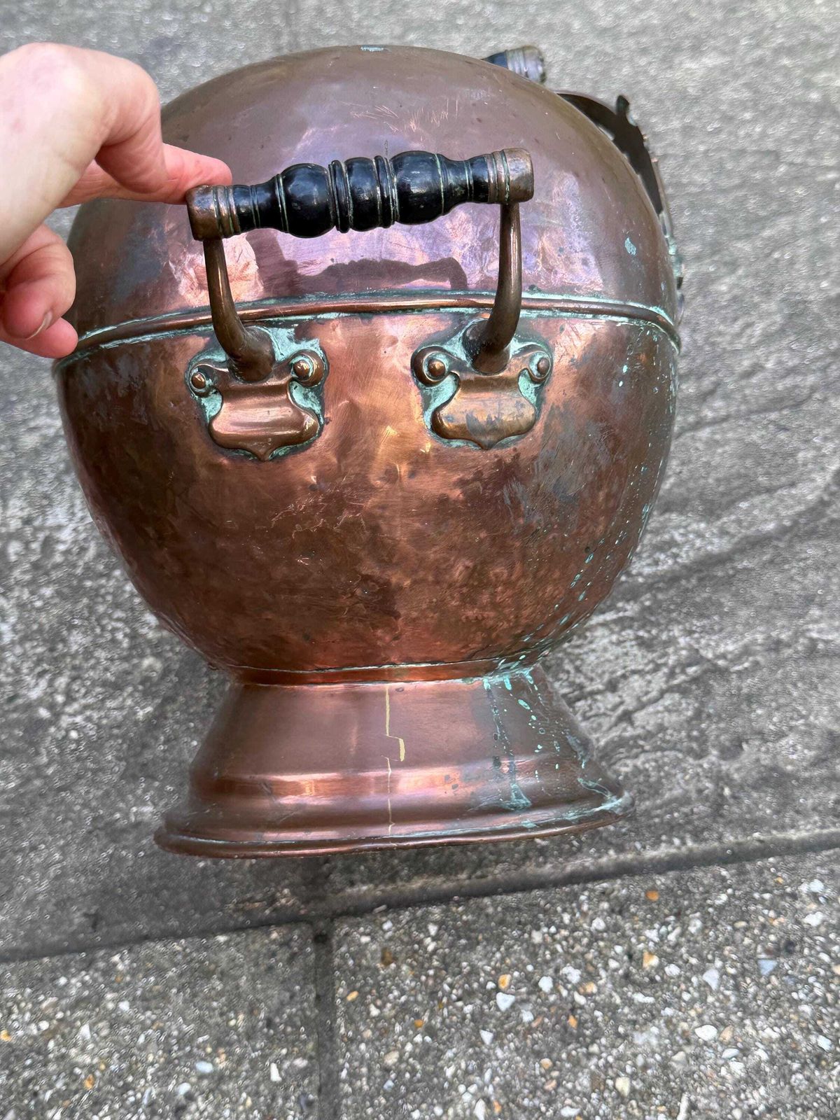 photo vintage Antique Copper & Brass Coal Scuttle With Verdigris Patina And Turned Handle
