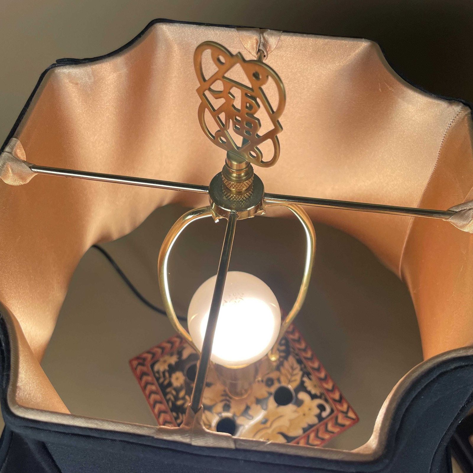 photo vinterior Pair Of Oriental Ceramic Lamps With Lampshades Black Yellow Patterned Vintage Chinoiserie Porcelain Bedside Table Lighting Lamp Chinese Wood