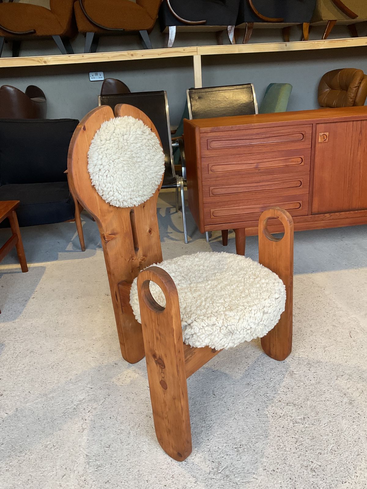 photo vintage Midcentury Solid Larch Wood& Sheepskin Side Chair, Armchair By Rudolf Szedleczky
