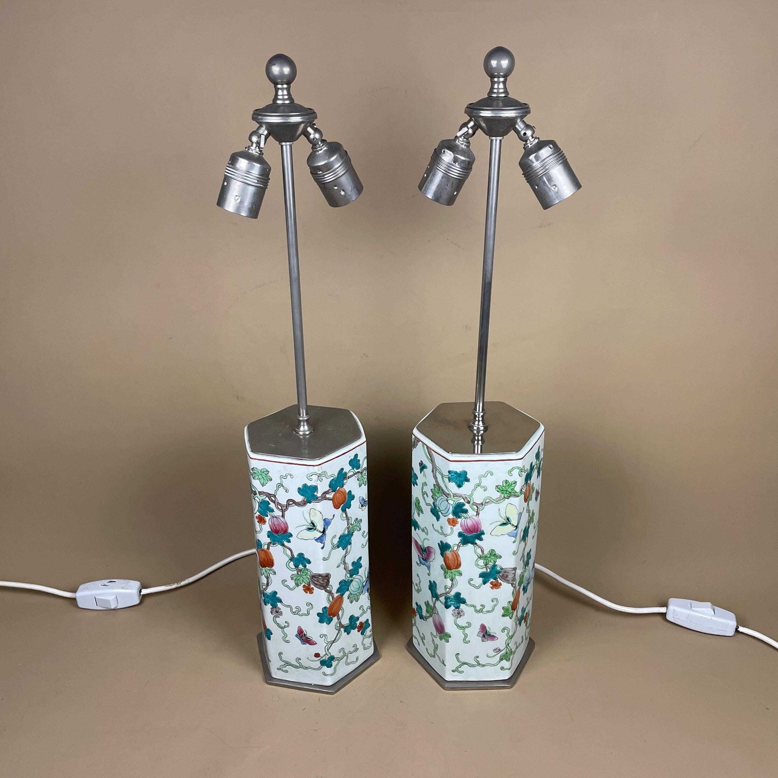 Pair Of Oriental Ceramic Lamps White Floral Patterned Vintage Chinoiserie Porcelain Bedside Table Lighting Lamp Chinese Silver Metal Base