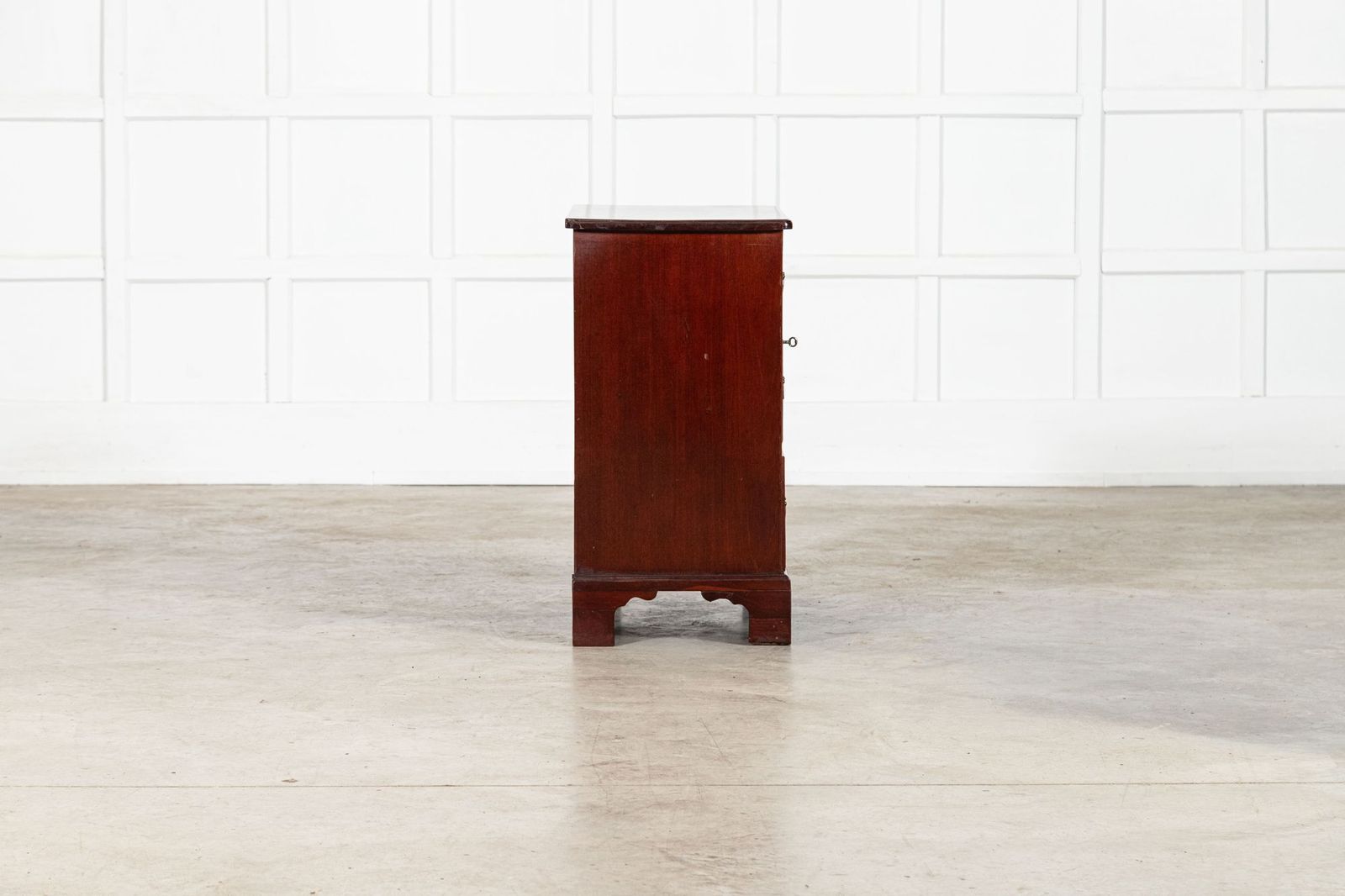 photo furniture George II Mahogany Chest Drawers
