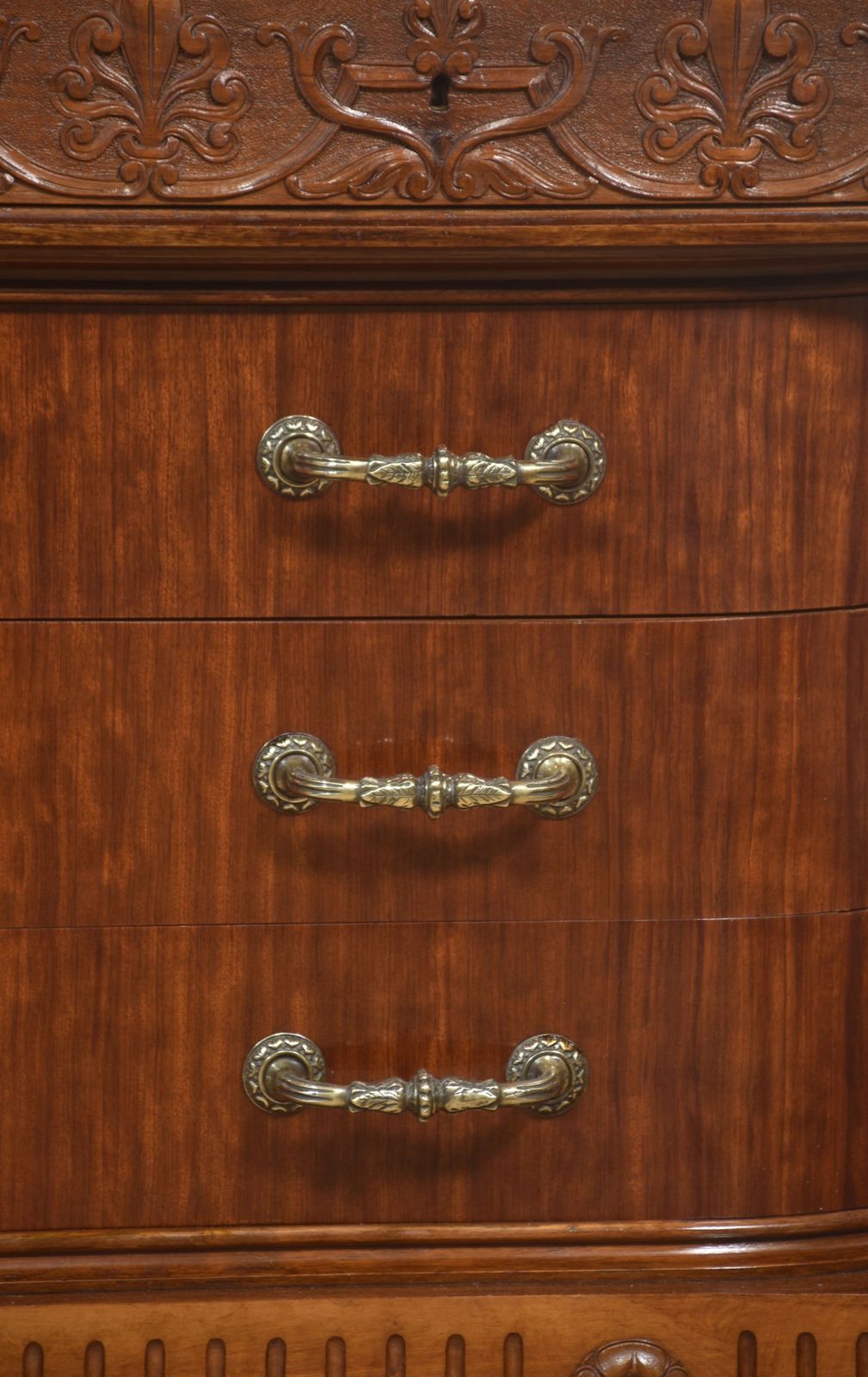 photo vinterior Impressive 19th Century Mahogany Dressing Chest