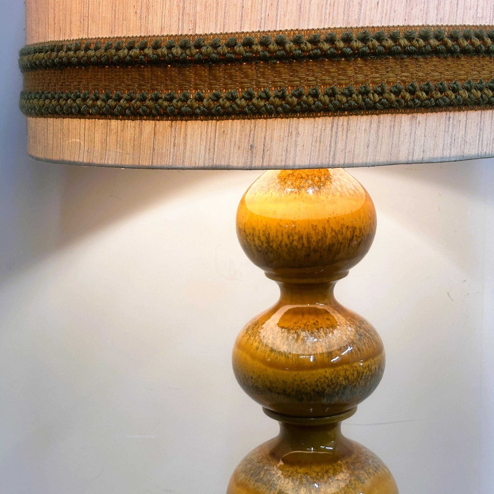 photo furniture Kaiser Leuchten Jaren 1970 Grote Mosterd Keramische Lamp – Duitse Vintage Sculptuurlamp
