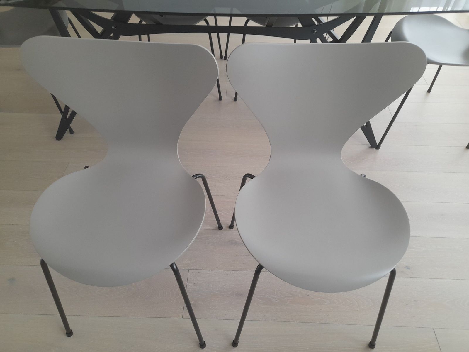 Fritz Hansen Series 7 Dining Chair – Deep Clay – Arne Jacobsen Design photo vinterior