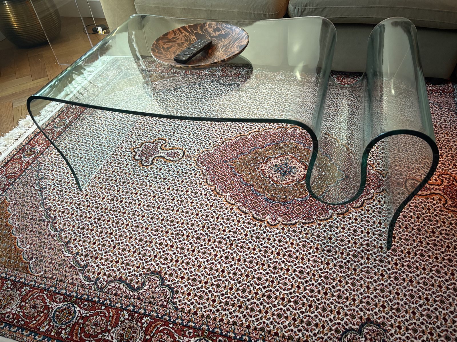 Curved Glass Italian Coffee Table – For Sale In Excellent Condition