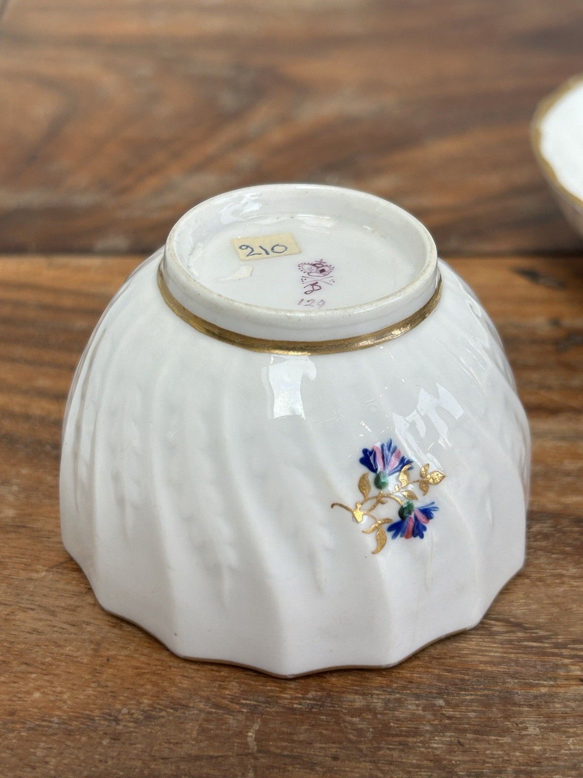 photo furniture Antique Derby Porcelain Tea Bowl & Saucer No.129, Gilt Border & Floral, 19thc