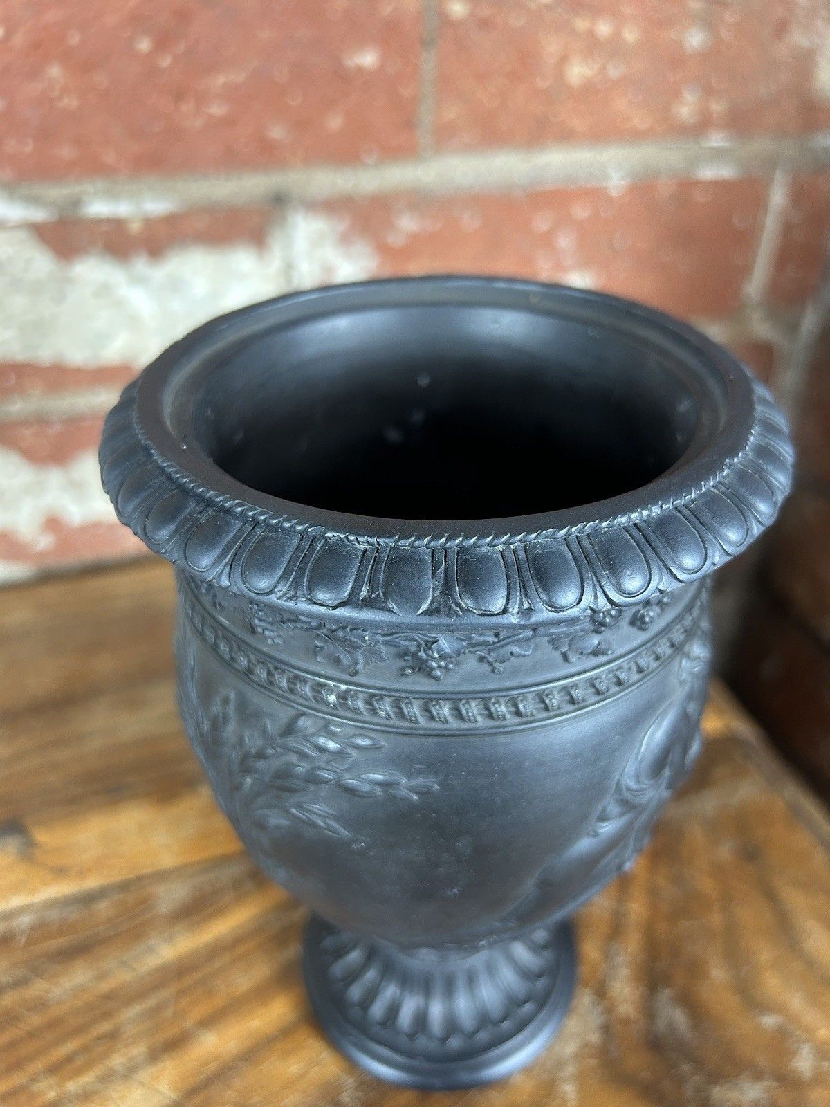 Early Black Basalt Vase, Wedgwood Style, Dipping Of Achilles, 19cm photo vintage