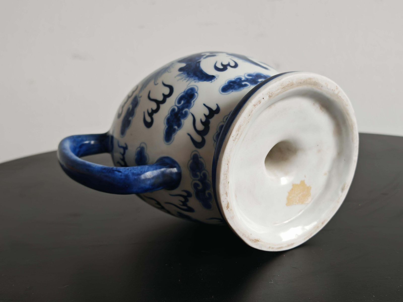 photo furniture Antique Blue And White Porcelain "Cadogan" Teapot, Guangxu Period, China 19th C.
