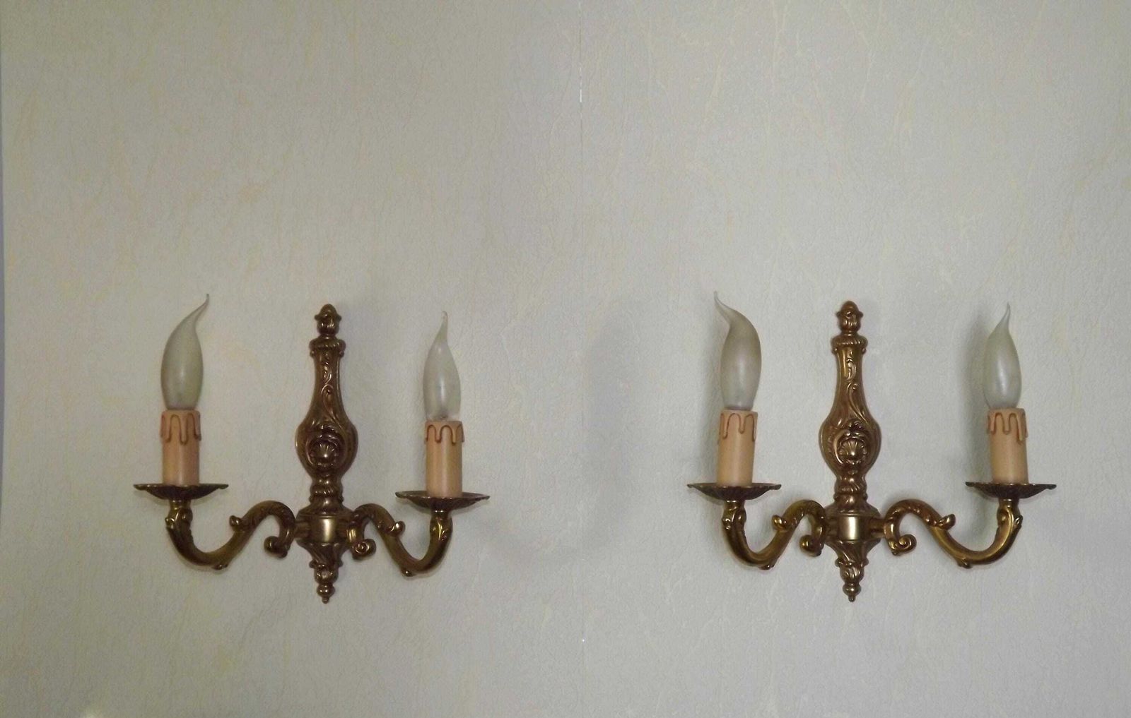 Paire d'appliques murales doubles en bronze de style traditionnel français, éclairage vintage français. Paire assortie d'appliques murales doubles en bronze.