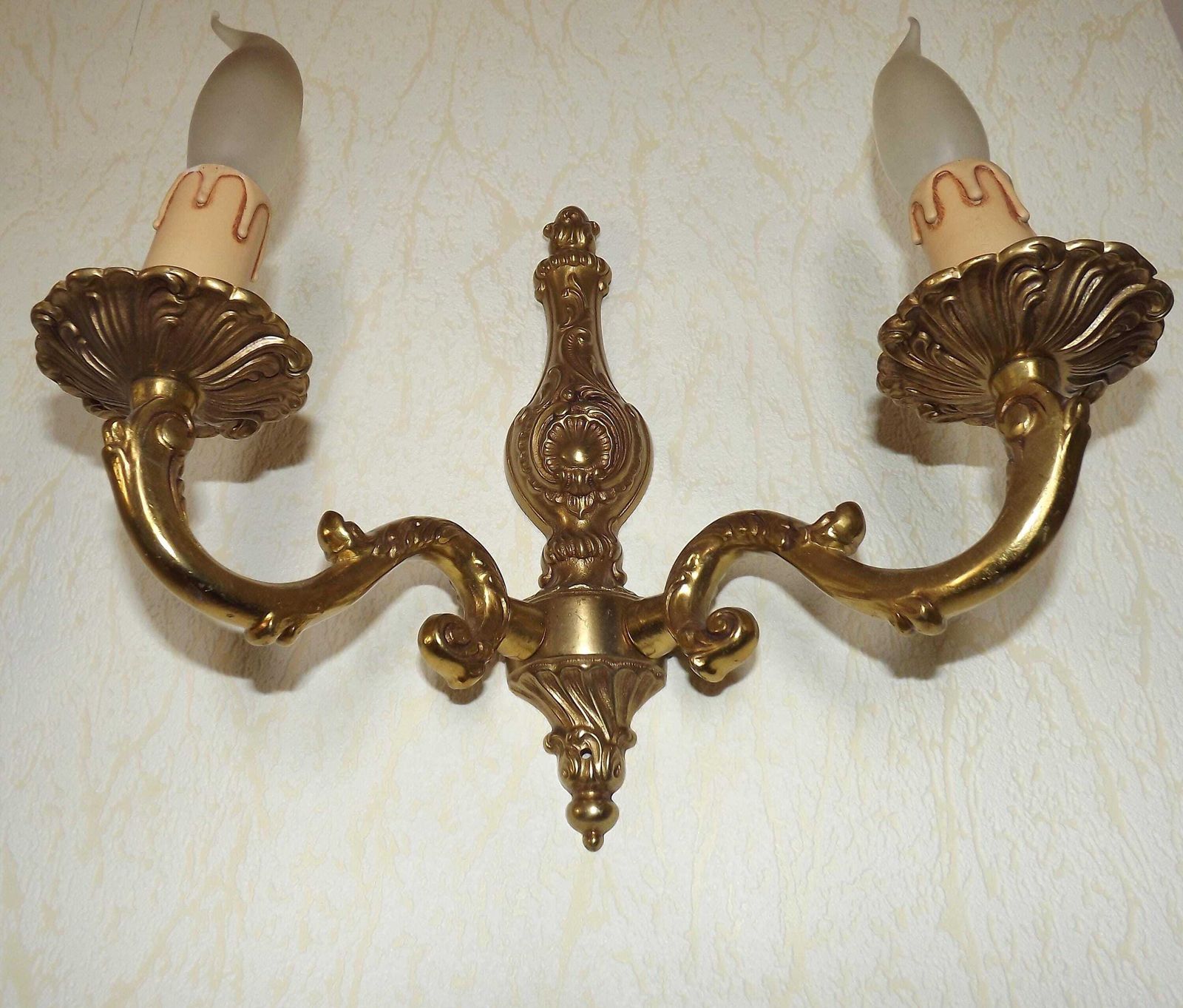 Paire d'appliques murales doubles en bronze de style traditionnel français, éclairage vintage français. Paire assortie d'appliques murales doubles en bronze. photo buy