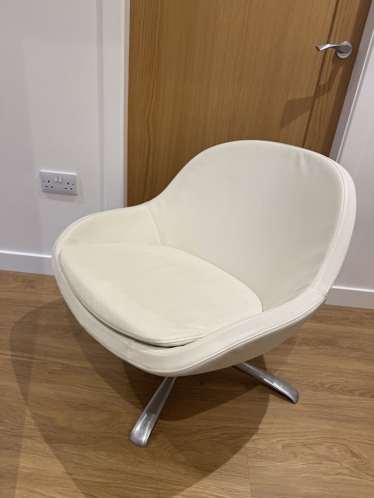 Veneto Swivel Leather Lounge Chair, With Stainless Steel Legs photo vinterior