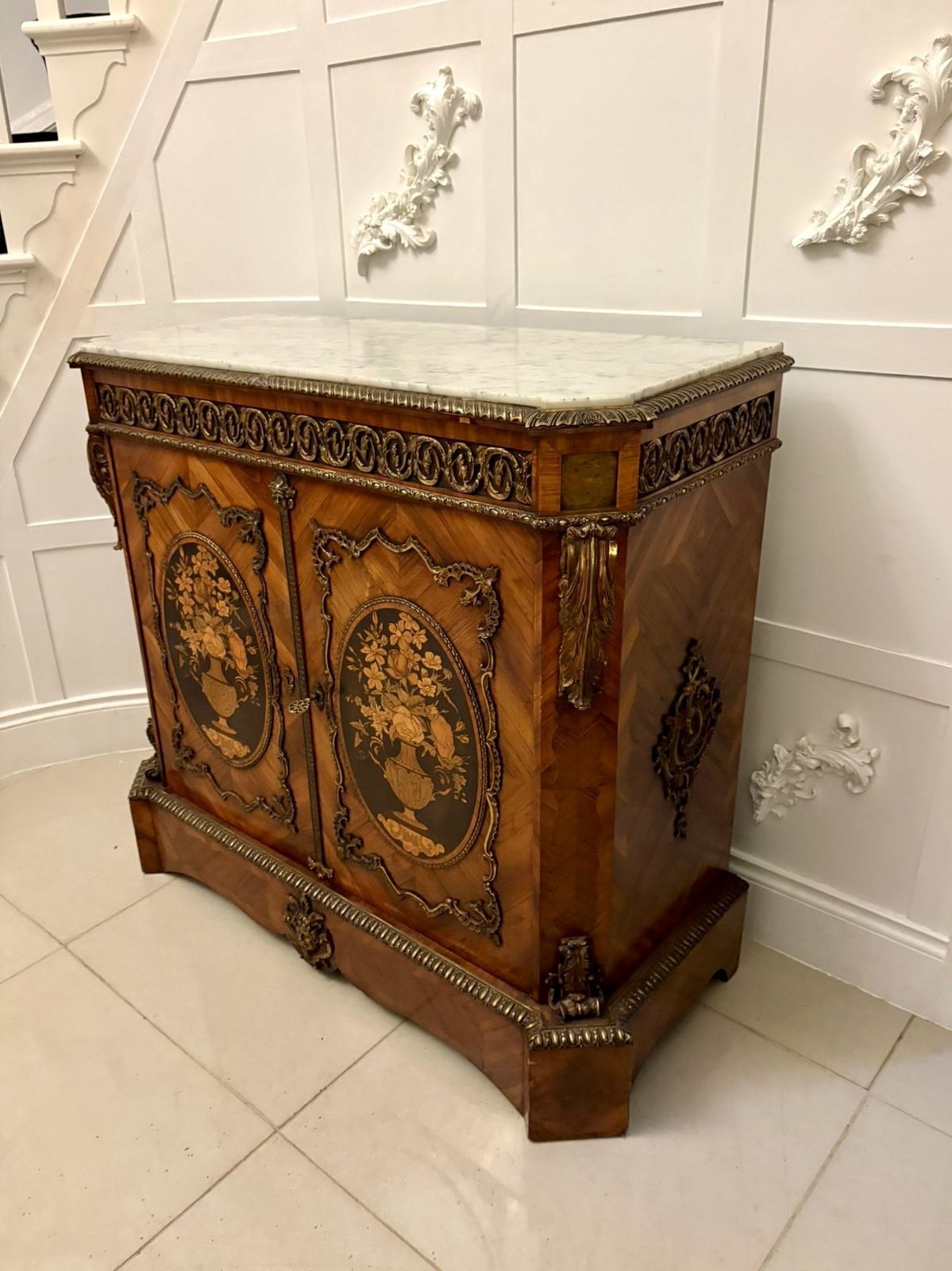 photo vintage Exceptional Quality Antique French Louis XVI Style Marble Top Side Cabinet