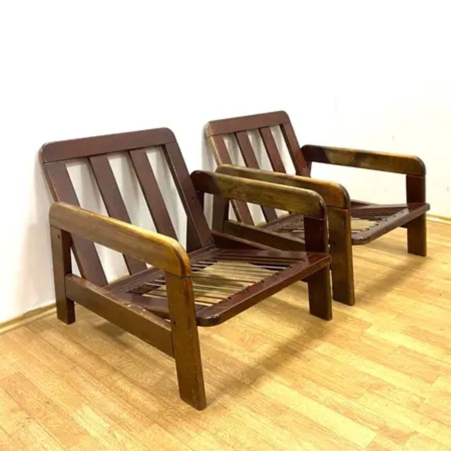 Retro fauteuils, houten frame, jaren 1970 photo Meubels