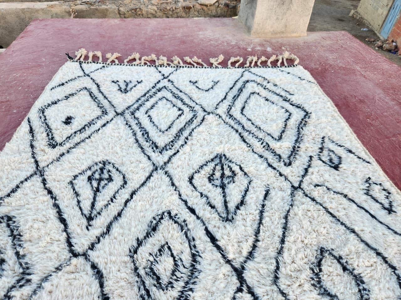 photo furniture Large Black & White Beni Ourain Rug, Hand Drawn Tribal Diamond Pattern (300x200cm)