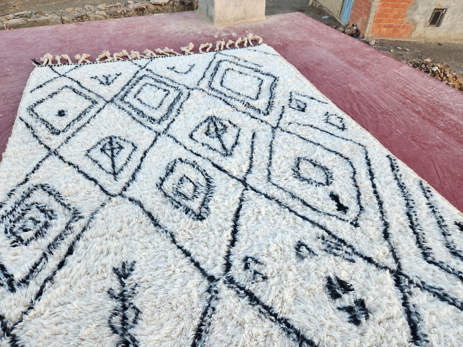 photo buy Large Black & White Beni Ourain Rug, Hand Drawn Tribal Diamond Pattern (300x200cm)