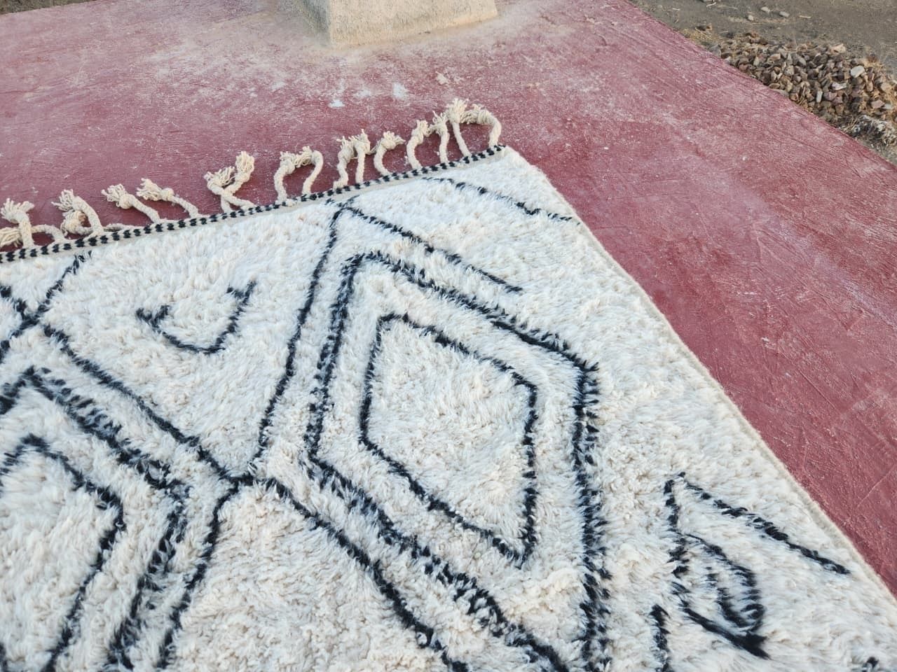 photo vintage Large Black & White Beni Ourain Rug, Hand Drawn Tribal Diamond Pattern (300x200cm)