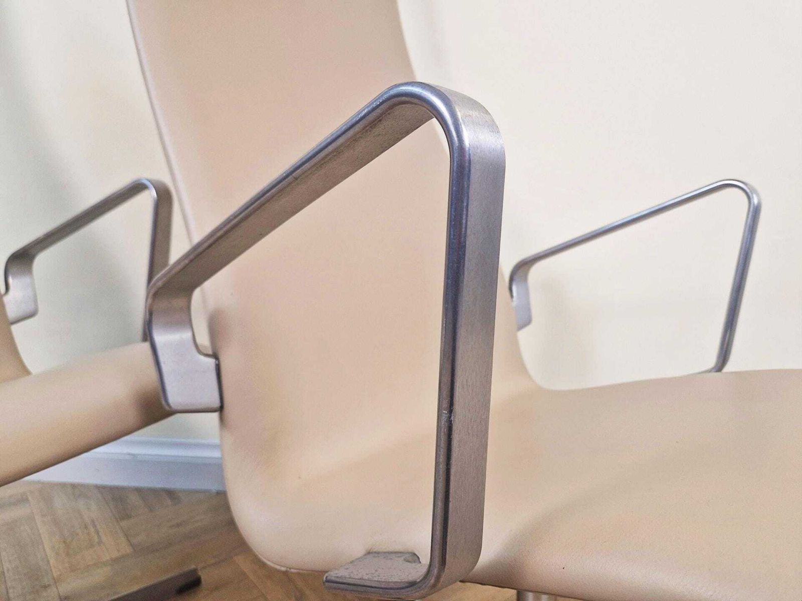 photo vinterior 2 X Arne Jacobsen For Fritz Hansen Oxford Mid Century Danish Design Highback Swivel Chairs