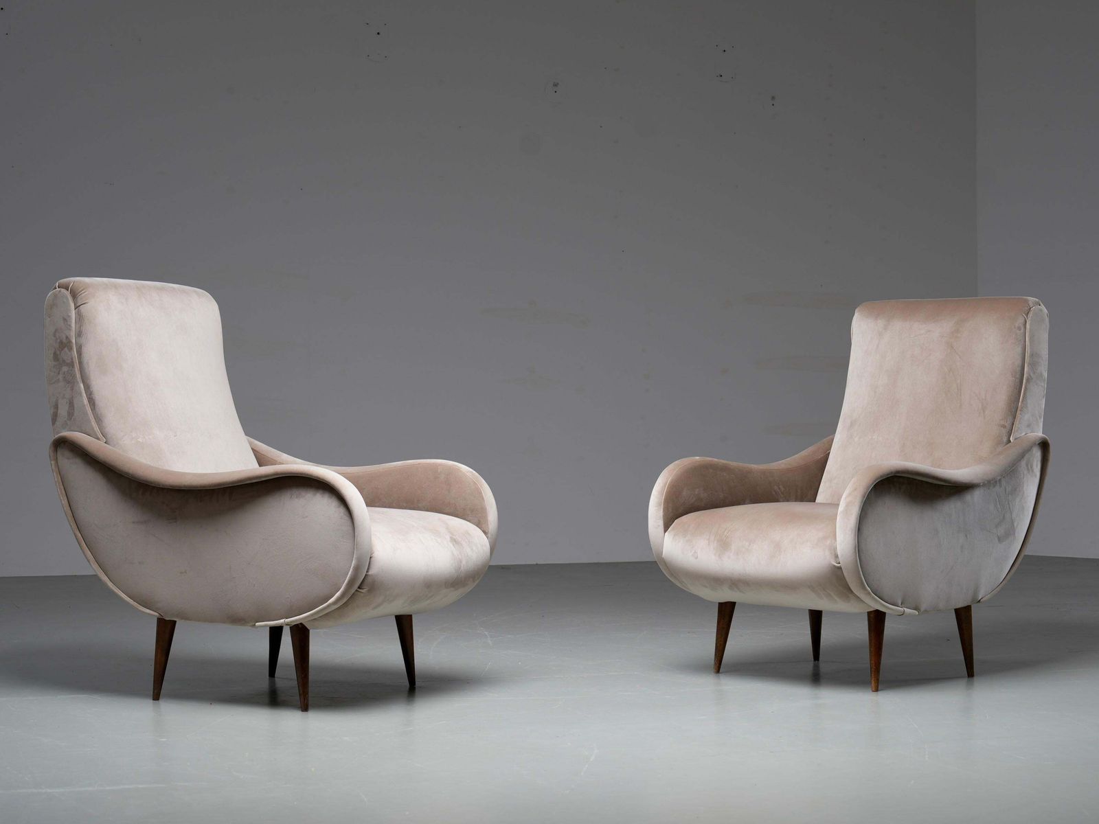 Set Van 2 Lounge Stoelen In Lichtbruin Velours En Hout, Italië, Ca. Jaren 1950 photo for sale