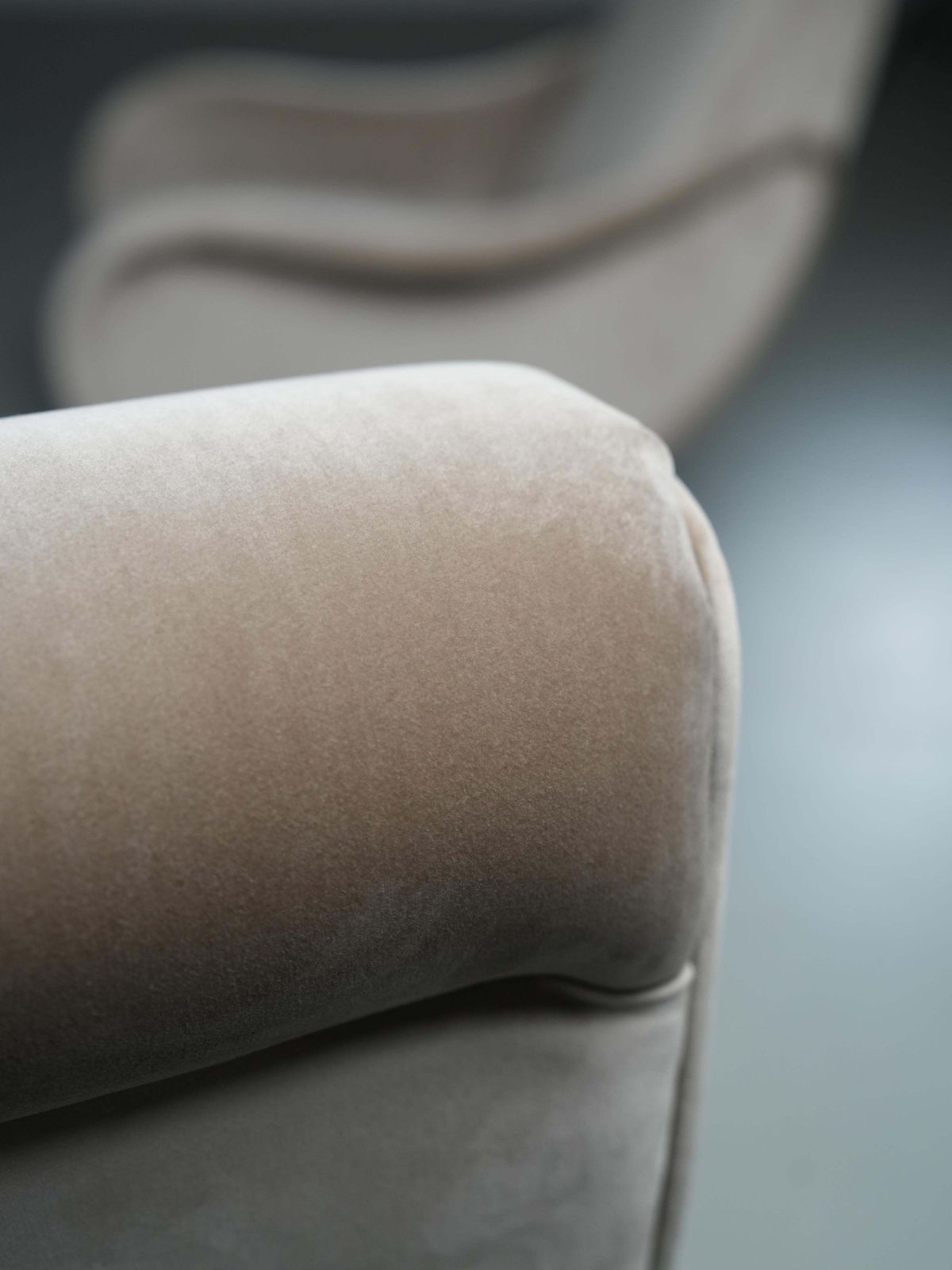 Set Van 2 Lounge Stoelen In Lichtbruin Velours En Hout, Italië, Ca. Jaren 1950 photo 3160.0