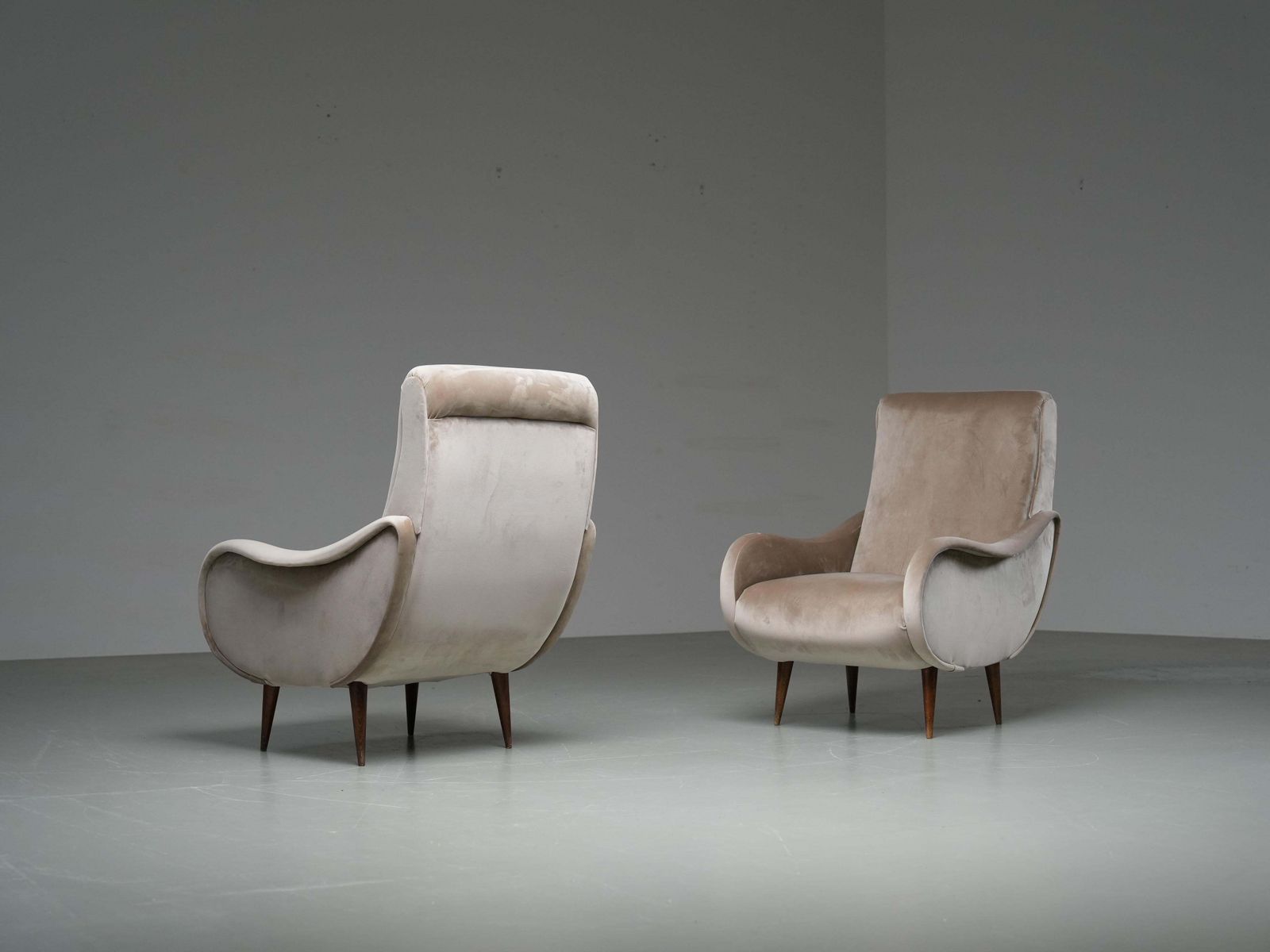 photo furniture Set Van 2 Lounge Stoelen In Lichtbruin Velours En Hout, Italië, Ca. Jaren 1950