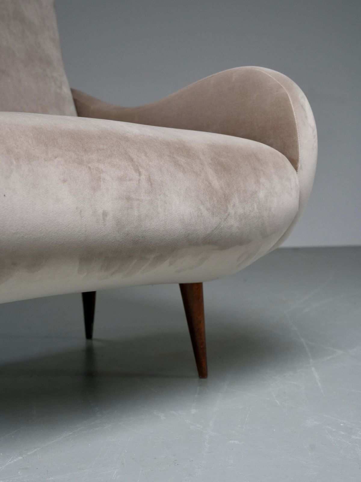 Meubels Set Van 2 Lounge Stoelen In Lichtbruin Velours En Hout, Italië, Ca. Jaren 1950 photo