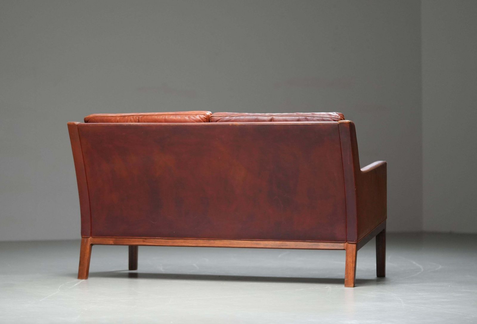 photo vintage Kai Lyngfeldt Larsen 2 Seat Sofa In Cognac Patinated Leather, Denmark, 1960’s