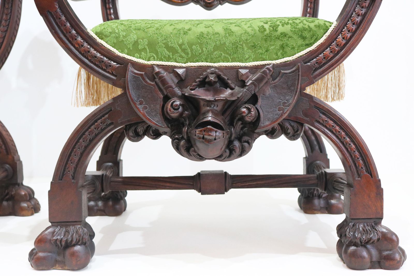 photo vinterior Zeldzaam Paar Gothic Revival Fauteuils Door Victor Aimone, 19e Eeuw – Monniken En Leeuwen