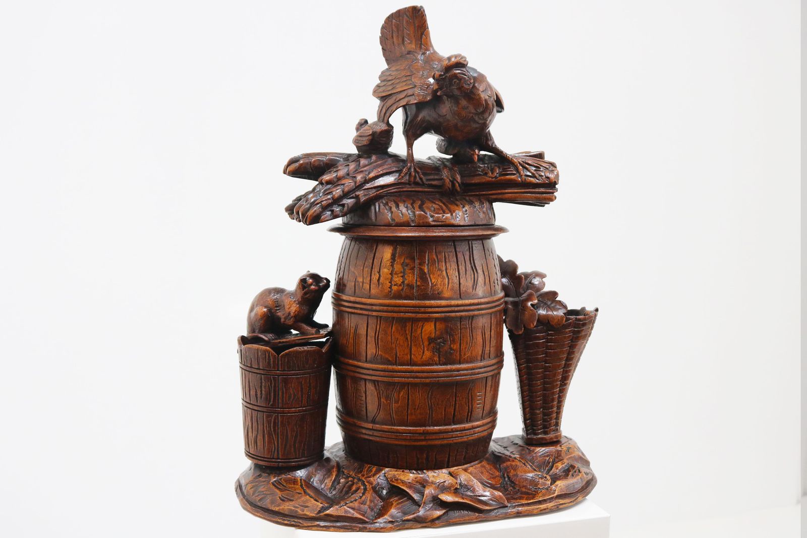 Zeldzame Grote Zwitserse Black Forest Tabaksdoos Met Kippen – 19e Eeuw – Humidor photo furniture