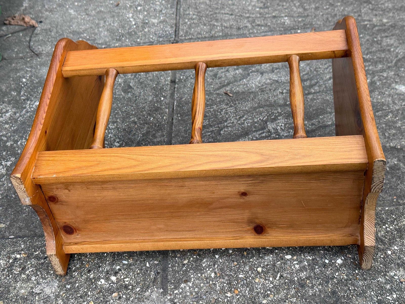 photo vinterior Vintage 1970s Pine Magazine Rack – Rustic Country Wooden Storage Caddy, Pine Storage Basket