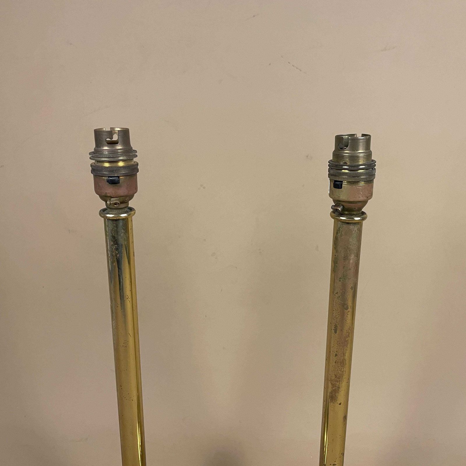 Antique Matching Pair Of Metal Gold Brass Lamps Lights Bedside Side Lamp Table Desk Light Column Round Base Vintage Classic Two Set photo vinterior