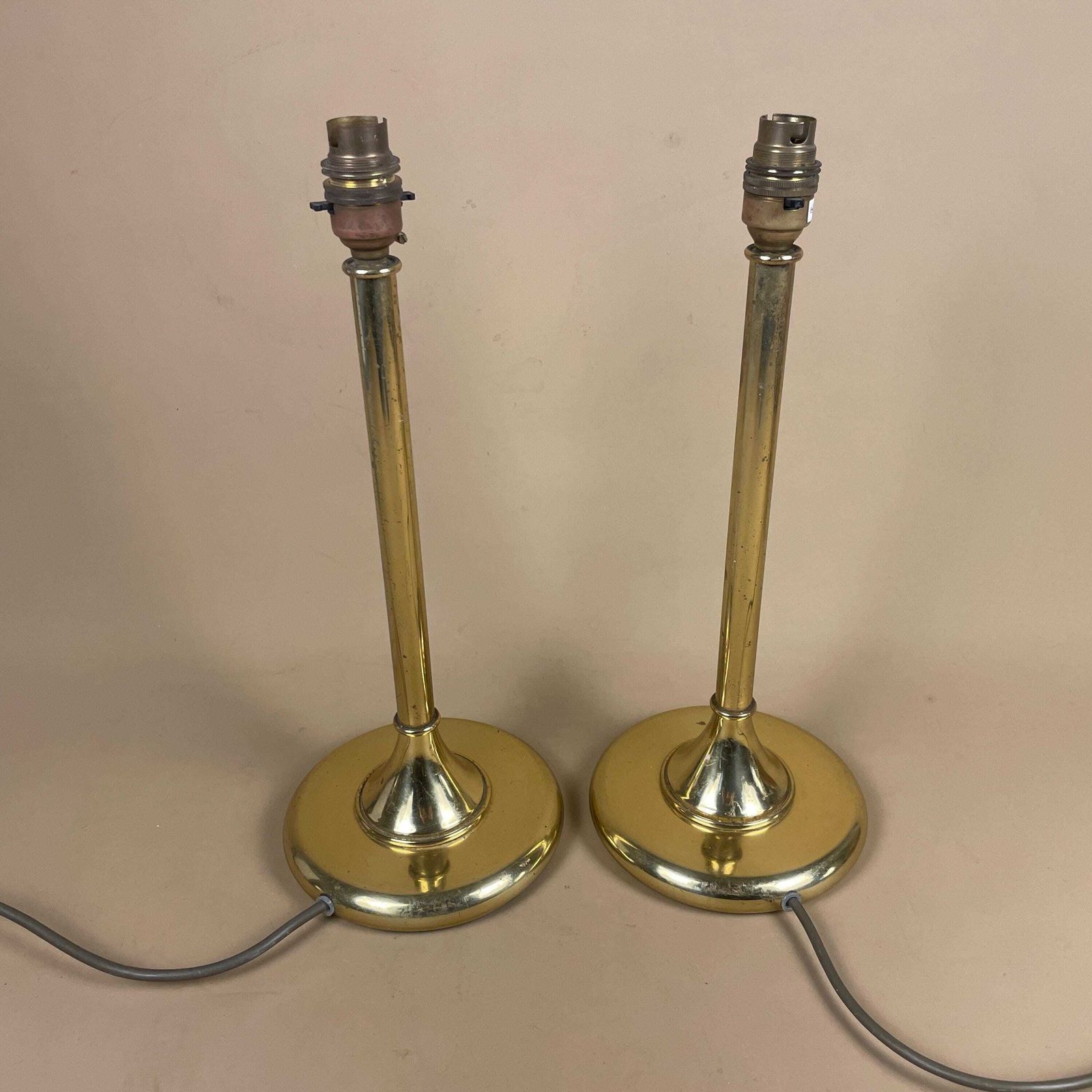 photo furniture Antique Matching Pair Of Metal Gold Brass Lamps Lights Bedside Side Lamp Table Desk Light Column Round Base Vintage Classic Two Set