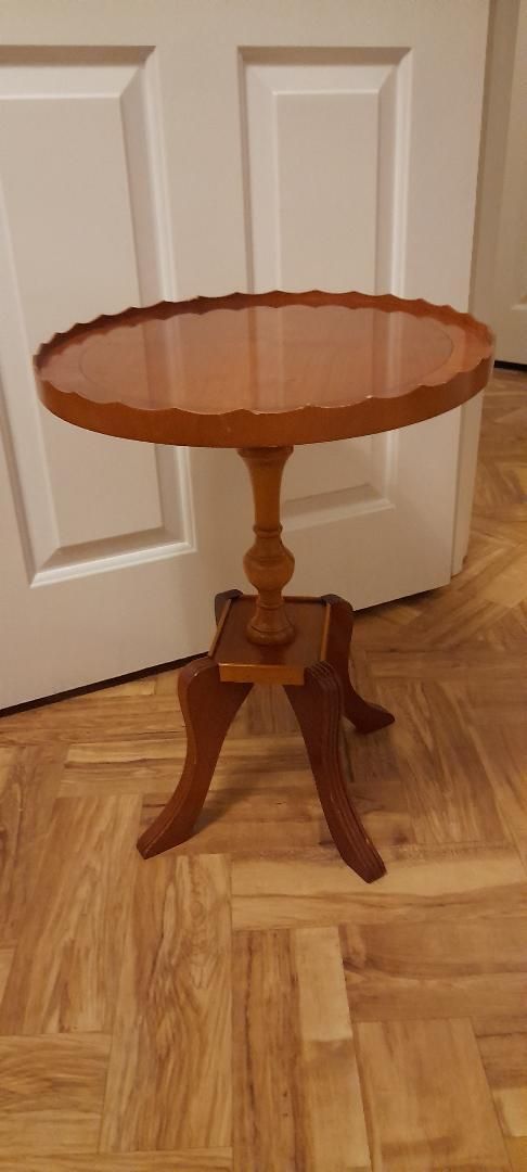 Vintage Reproduction Yew Oval Side End Lamp Pedestal Wine Table Pie Crust photo buy