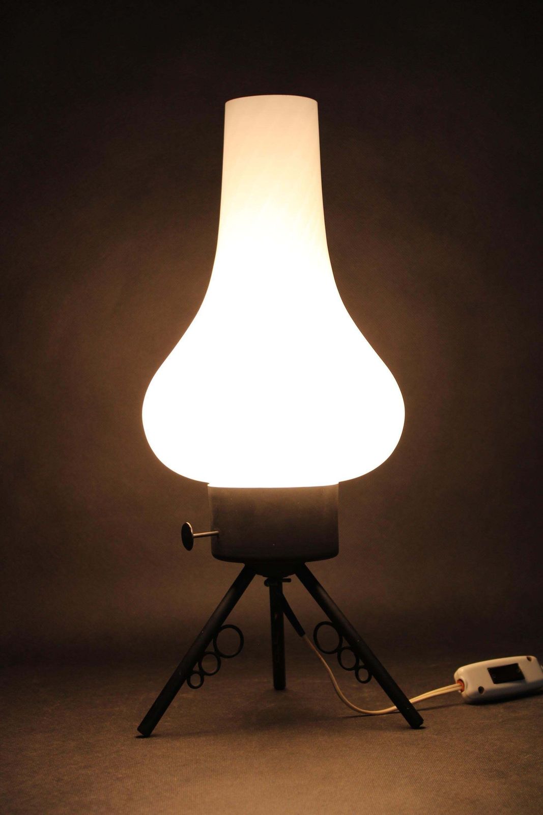 photo vintage 1960s Czech Mid Century Table Lamp With Sculptural Glass Shade And Metal Tripod