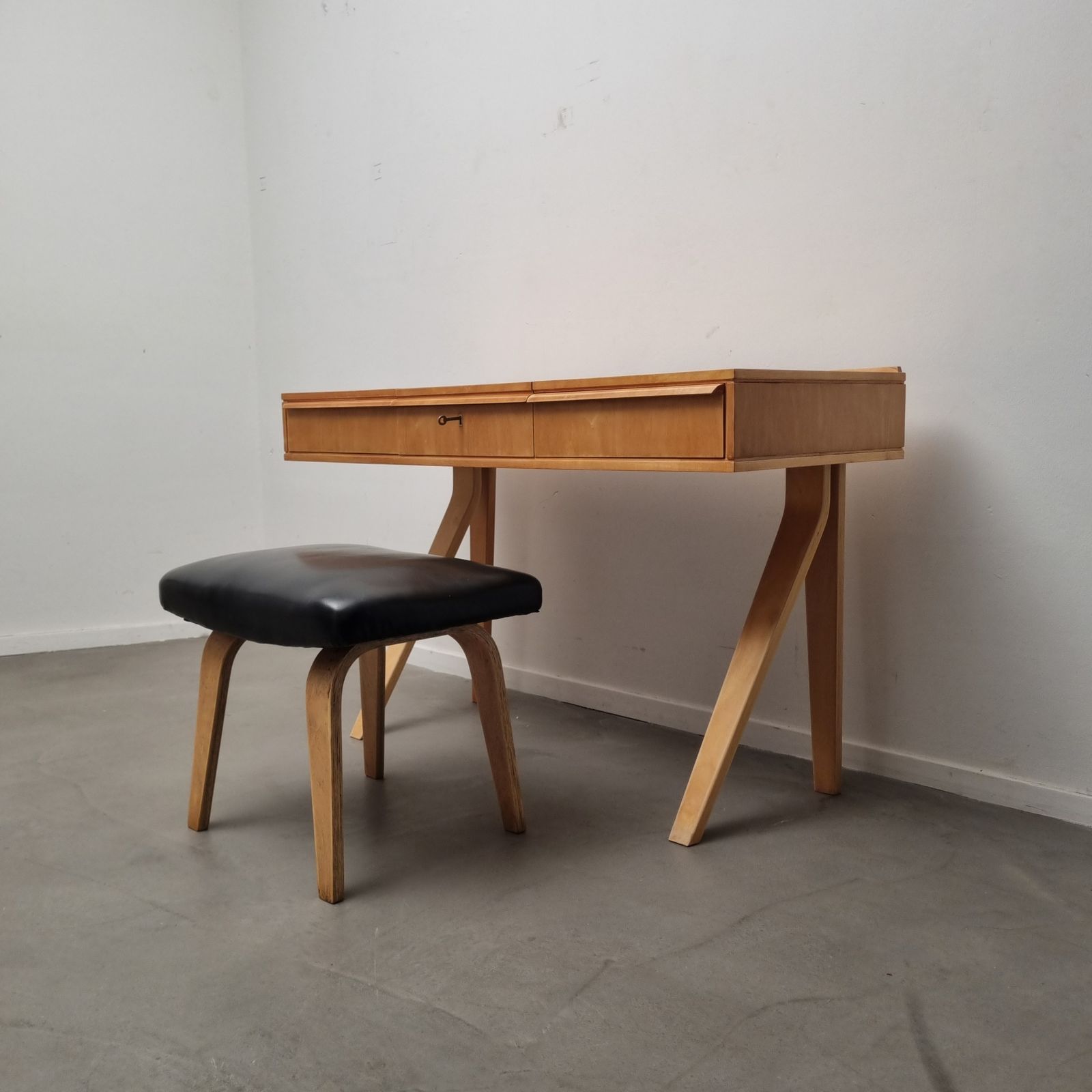 Set Of Dutch Modern Dressing Table And Stool In Birch Plywood By Cees Braakman For Pastoe, 1951 photo 2755.0