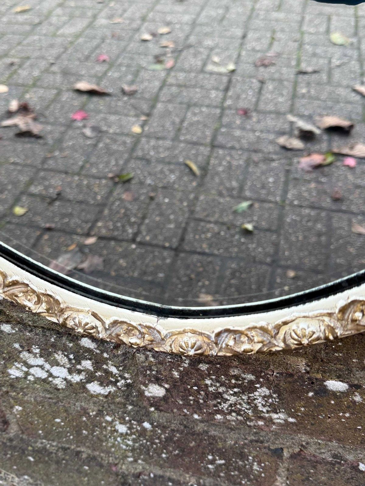 photo vinterior Vintage Ornate Oval Wall Mirror With Gold Rococo Frame – 1970s French Baroque Décor
