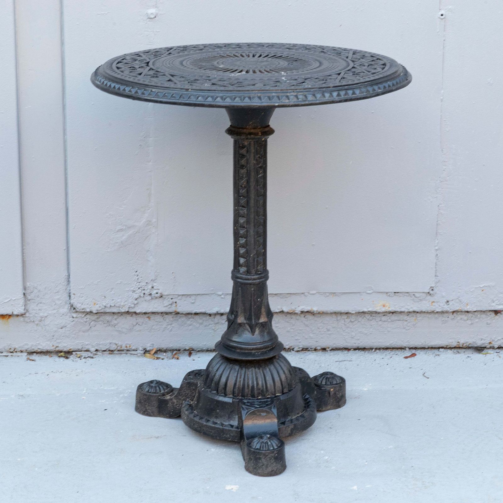 photo furniture Reclaimed Cast Iron Bistrol Pub Table