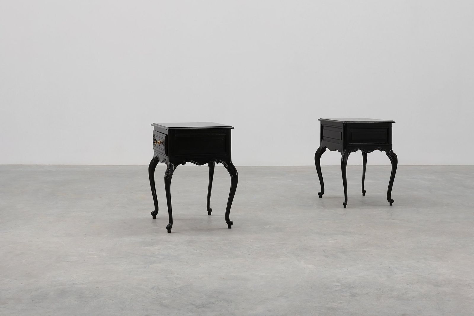 photo vinterior Louis XV Style Nightstands In Black Lacquered Oak, France, 1950s, Set Of 2