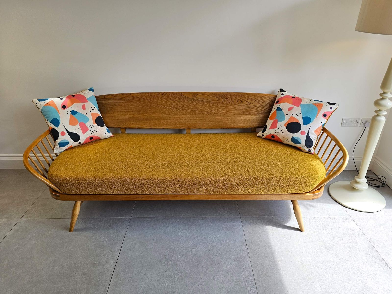 photo vinterior Ercol 355 Studio Couch/Daybed, Fully Restored With Saffron Boucle Seat Cushion And Optional Scatter Cushions.