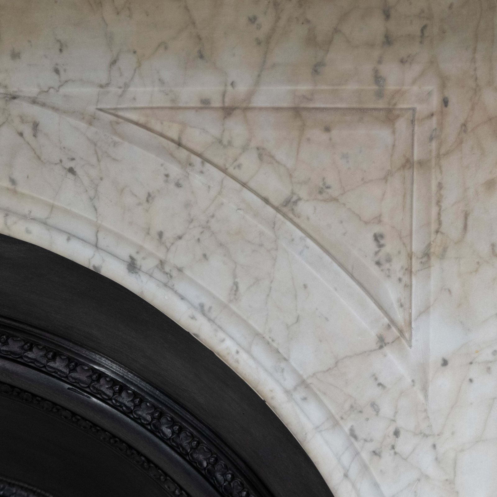 photo vintage Large Antique Victorian Carrara Marble Arched Chimneypiece