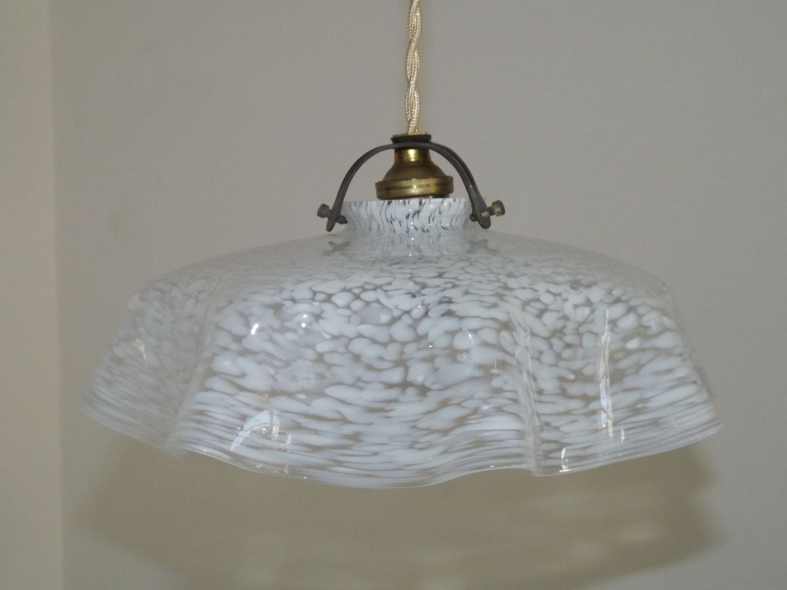 Plafonnier vintage français années 1930, abat-jour en verre Clichy blanc à bord festonné photo furniture