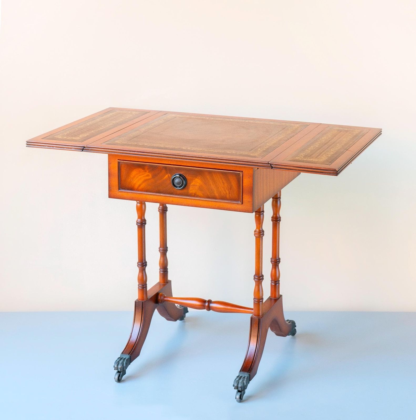 Table Pembroke anglaise en acajou - table d'appoint à abattants de style victorien, plateau en cuir, pieds tournés, tiroir et roulettes à griffes photo vintage