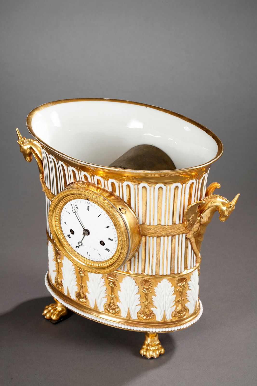 photo vinterior Gilt Porcelain Clock In The Shape Of A Vase, Early 19th Century