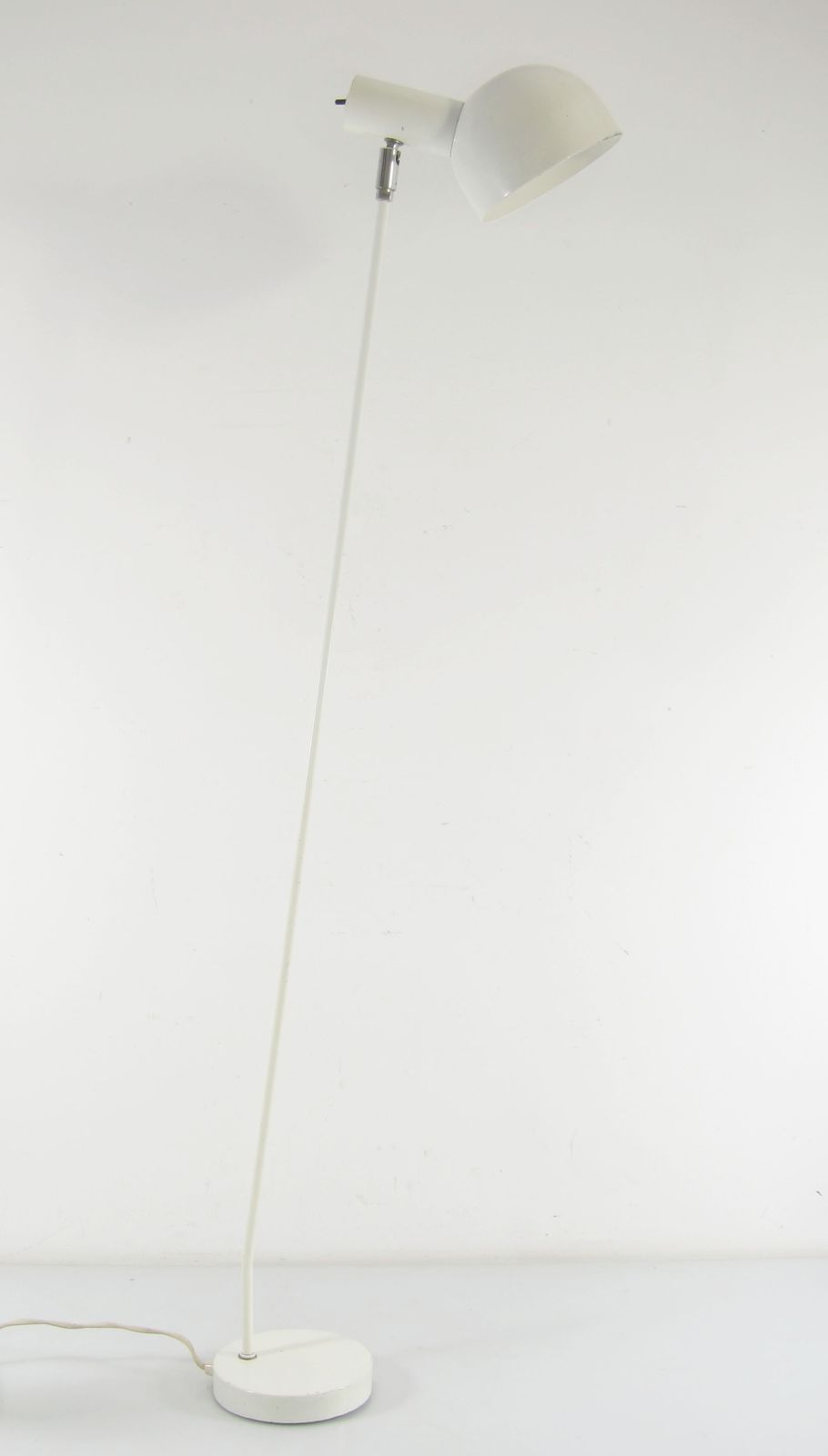 Vintage Witte Hala Vloerlamp – Jaren 1960 Minimalistisch Nederlands Design – Draaibare En Kantelbare Kap