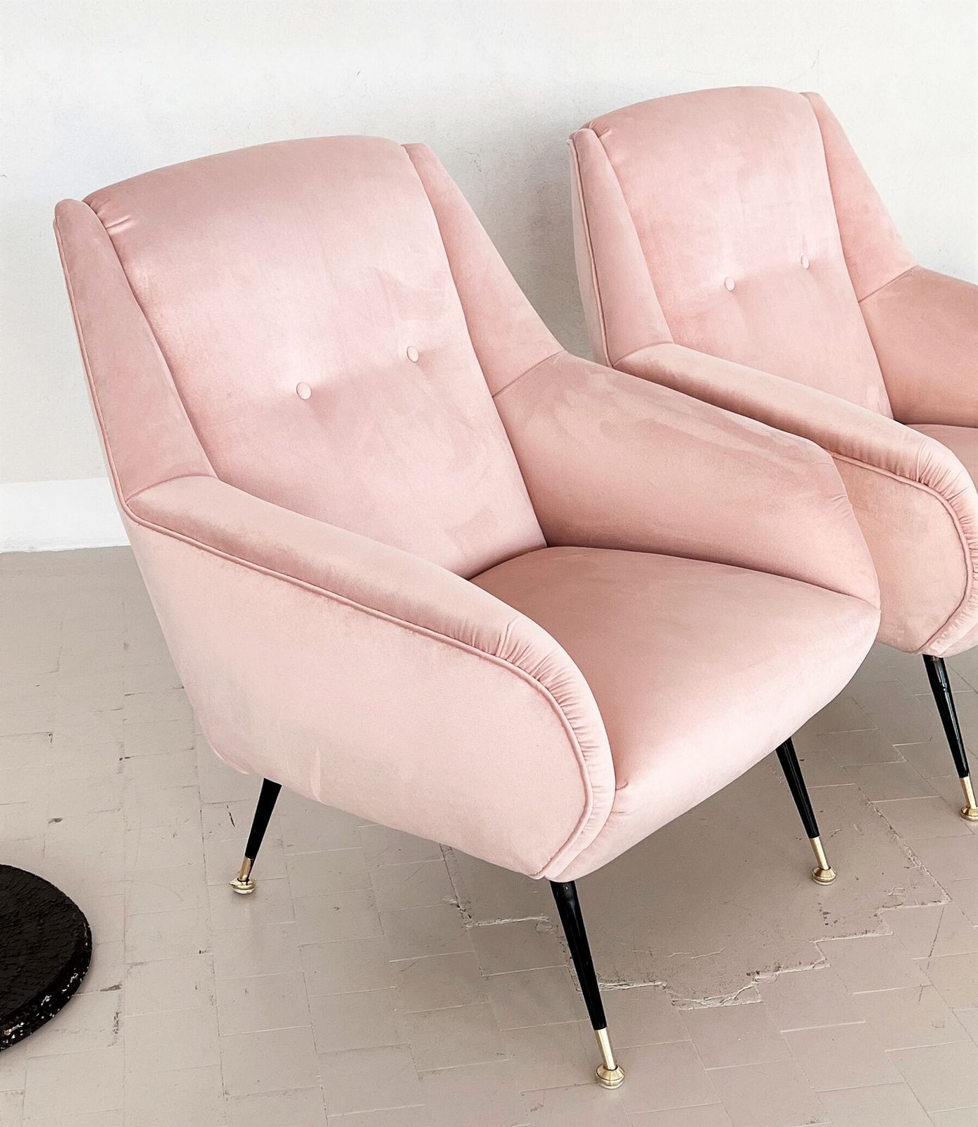 photo vintage Italian Midcentury Armchairs In Soft Pink Velvet And Brass Tips, 1950s