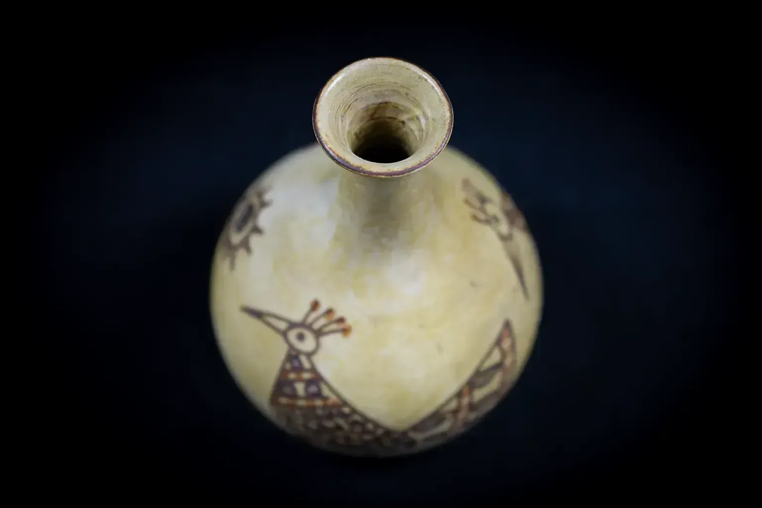photo for sale Petit vase décoré d'oiseaux et de fleurs stylisés, par Olivier Pettit