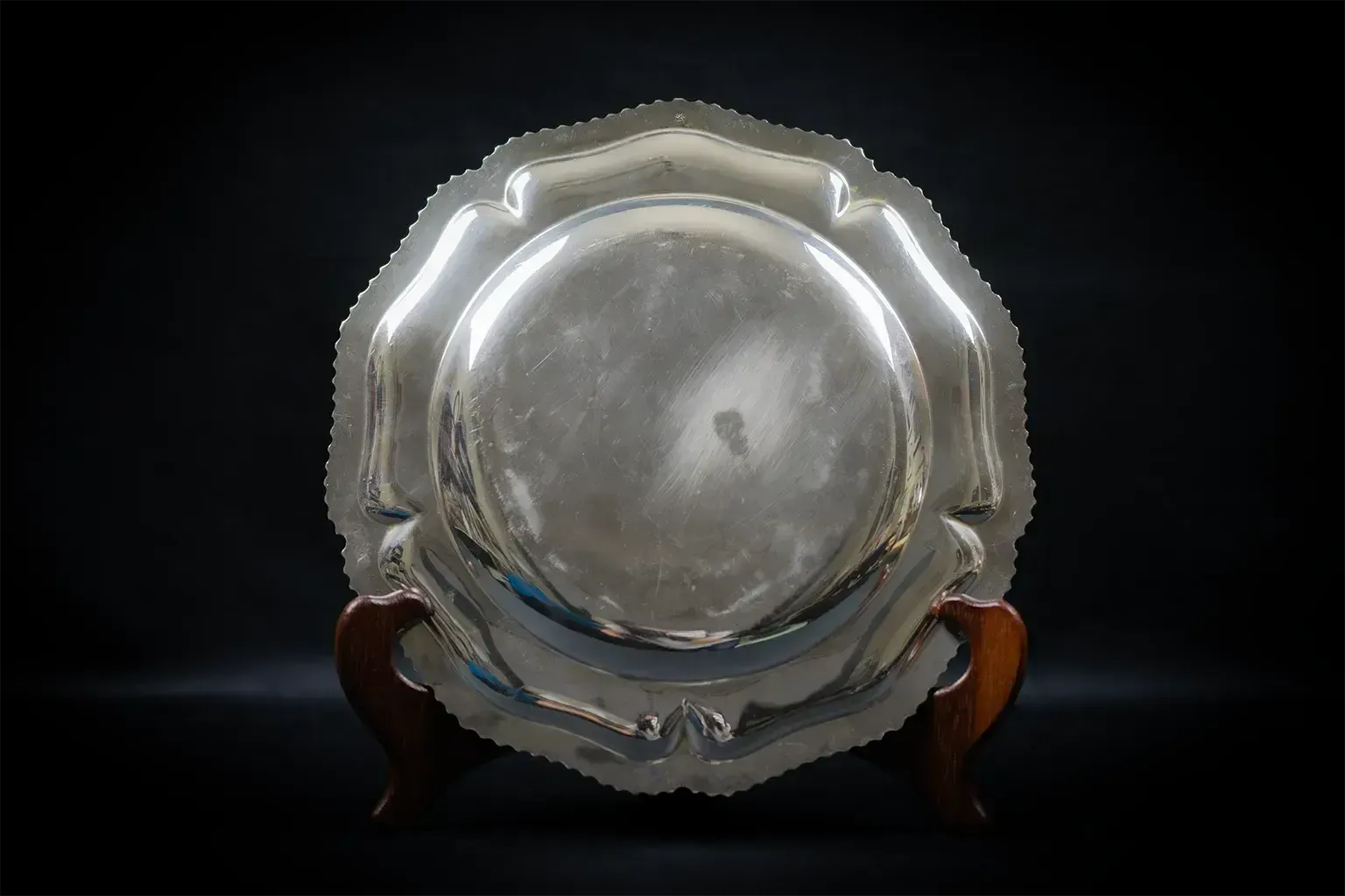 Plat rond en métal argenté à bord festonné, frise godronée photo 150.0