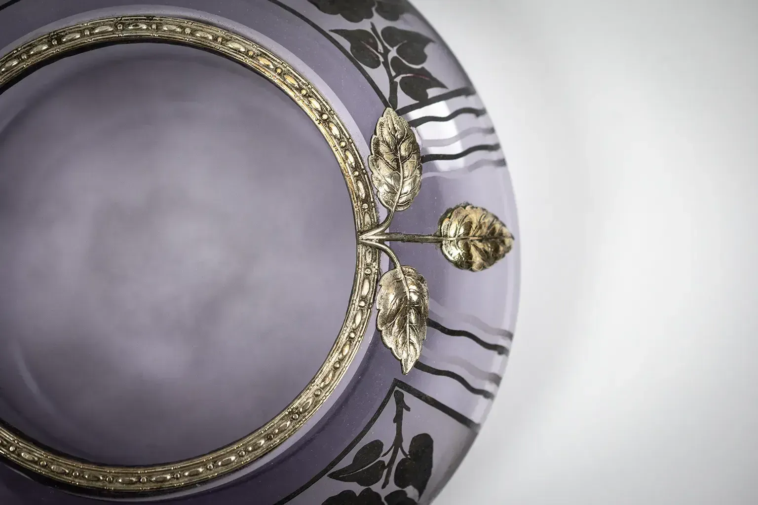 Art Deco vaas in mauve glas door D'Argyl met tinnen montuur photo Woonaccessoires