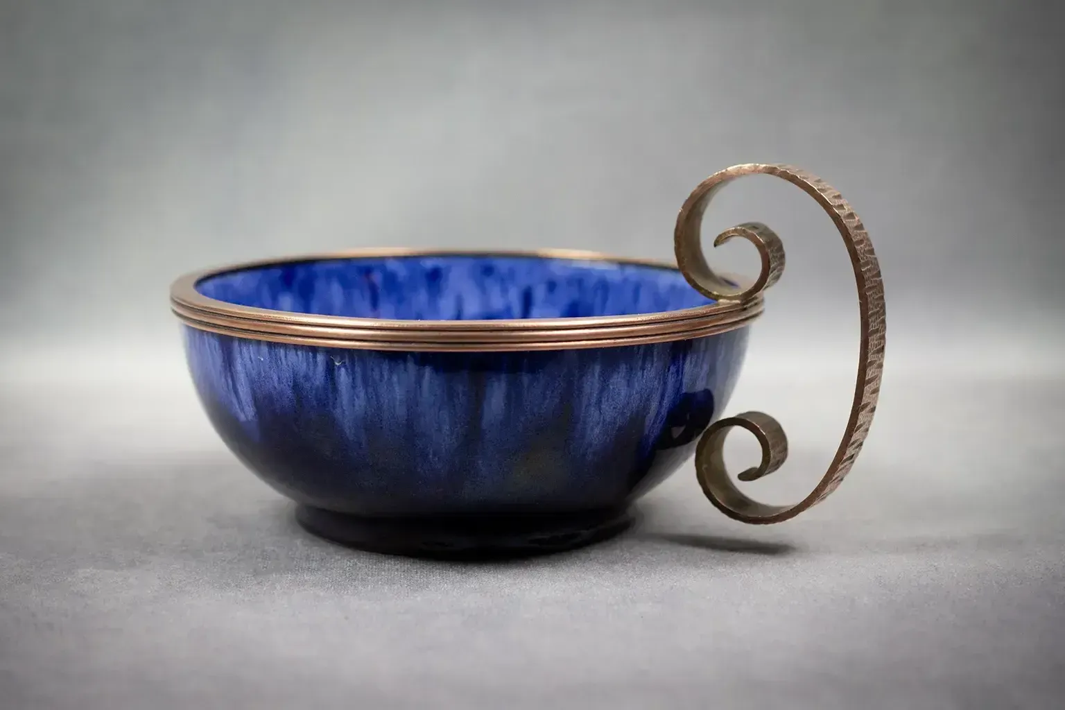 Coupe Art Nouveau « Marquise de Sévigné » en faïence émaillée et fer forgé, par André Villien - vers 1910 photo Décoration